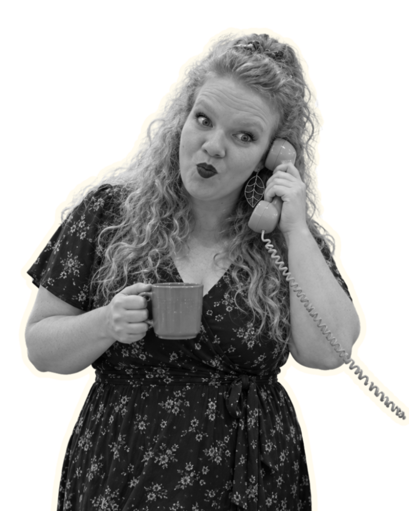Lindsay Boon met koffiemok en telefoon, zwart-witportret