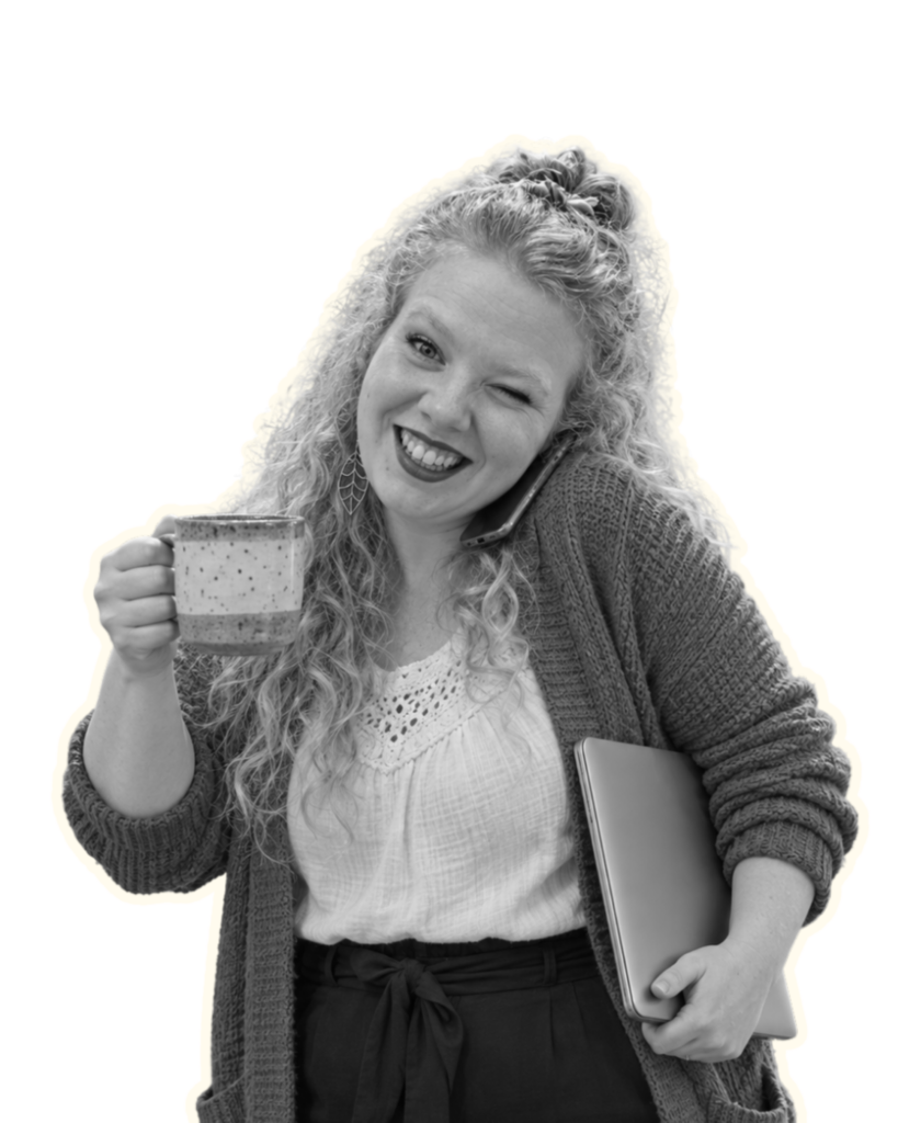 Lachende Lindsay Boon met koffiemok